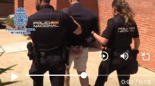 방송 중인 여기자 엉덩이 `툭` 만진 스페인 남성...성추행 장면 생중계